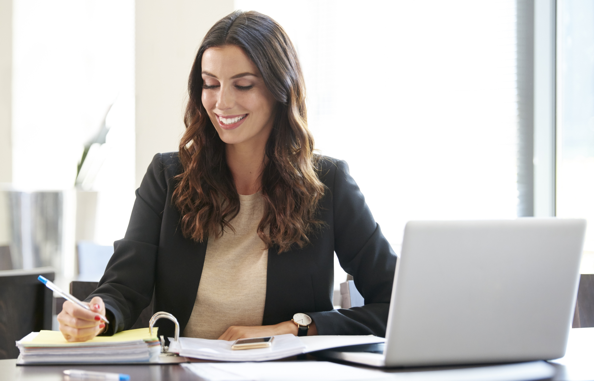 Shot,Of,A,Beautiful,Young,Financial,Assistant,Sitting,In,Front
