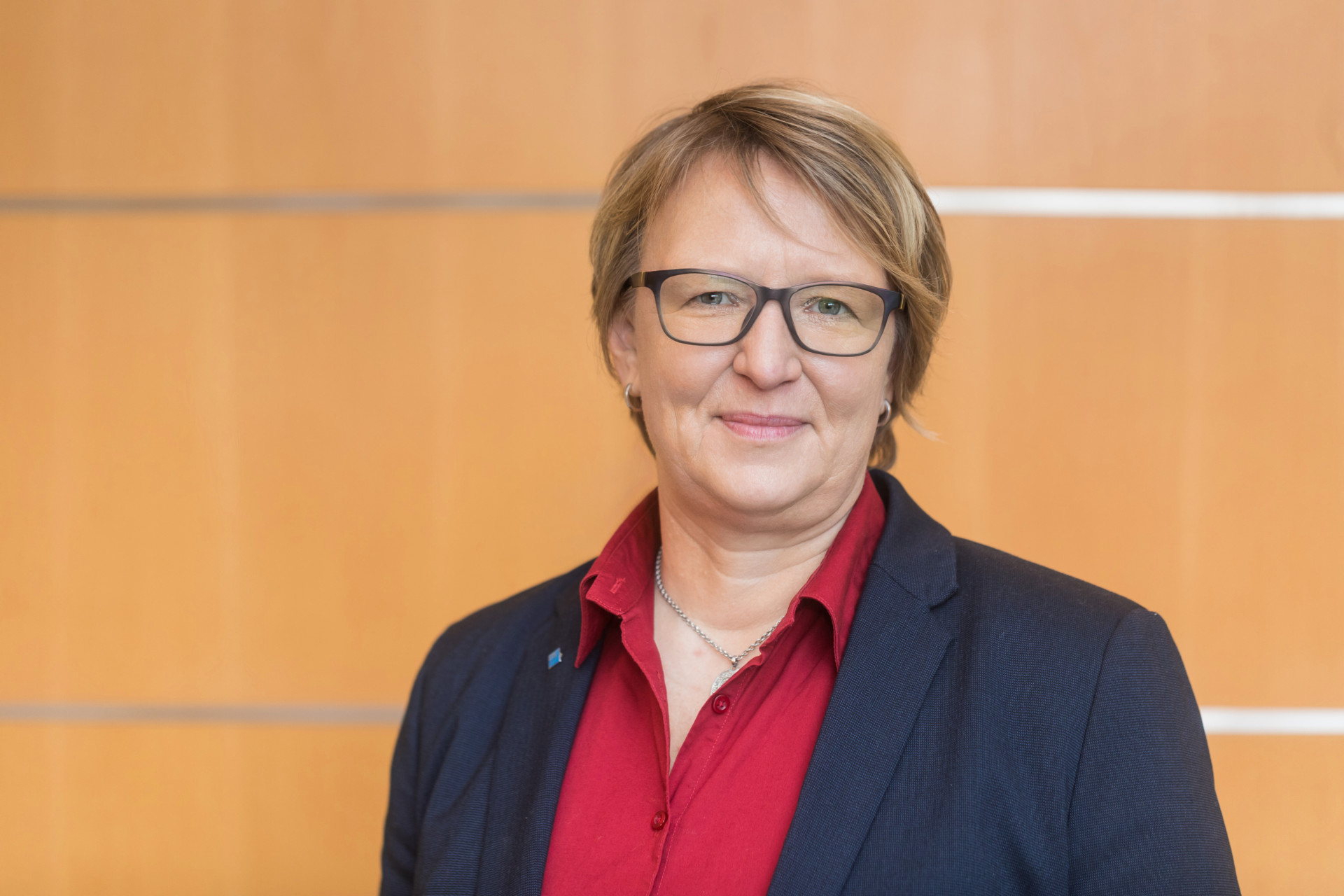  /></p>
<p><em>Für Führungspositionen im Digital-Health-Bereich werden immer noch überwiegend Männer angesprochen, kritisiert Prof. Dr. Sylvia Thun, Direktorin für eHealth und Interoperabilität am Berliner Institut für Gesundheitsforschung (BIH). Dadurch fehle es an weiblichen Vorbildern.</em></p>
<p><strong>Was waren rückblickend die wichtigsten Ereignisse und Entscheidungen in Ihrer beruflichen Karriere?</strong></p>
<p>Die wichtigste Entscheidung war die Wahl des Studiums: der Biomedizinischen Technik/Physikalischen Technik in Kombination mit der Humanmedizin. Ich hatte den Mut und die Fähigkeiten, nicht die klassische Medizinerkarriere zu machen, sondern meinen Weg in Richtung Digital Health zu gehen. Dieser heute etablierte Bereich war 2000 nur rudimentär vorhanden.</p>
<p>Auch die Entscheidung, nach einer Praxisphase als Beraterin und im Krankenhaus in die höhere Ebene im Deutschen Institut für Medizinische Dokumentation und Information (DIMDI) zu wechseln, war richtig. Denn ich wollte die Probleme lösen, die es in Krankenhäusern und bei der sektorenübergreifenden Kommunikation gab. Dabei hatte ich immer Standards für den internationalen Datenaustausch, wie HL7, SNOMED oder LOINC im Fokus – wusste aber, dass die Standardisierung auch auf Bundesebene vorangetrieben werden musste.</p>
<p>Auch die Ausbildung der Studierenden und die damit einhergehenden Projekte bei der Hochschule Niederrhein waren und sind für mich wichtig und wertvoll. Dort haben wir gesehen, dass die Standards in NRW mithilfe eines lebendigen Netzwerks an Partnern funktioniert haben und eine übergeordnete Gesetzgebung notwendig war. Infolgedessen hat mich mein Weg nach Berlin geführt.</p>
<p>Das Berlin Institute of Health (BIH) bietet eine grandiose Plattform für Forscher, denen ich behilflich bin – und gleichzeitig habe ich durch die Arbeit an der Charité auch immer einen Abgleich mit der Versorgungswirklichkeit. Alle beruflichen Entscheidungen würde ich daher nochmal genauso treffen.</p>
<p><strong>Was waren die größten Hindernisse auf dem Weg in eine Führungsposition und wie haben Sie diese überwunden?</strong></p>
<p>Es gab keine Hindernisse. Da ich mich immer auf die Sache konzentriere, bin ich im Grunde automatisch auf meine Positionen gelangt.</p>
<p><strong>Welche persönlichen Stärken haben Ihnen auf dem Weg nach oben geholfen?</strong></p>
<p>Meine Stärke ist die Fachlichkeit und die Vision. Ich möchte das Gesundheitswesen und die Forschung digital umgestalten, um Patienten besser zu helfen. Außerdem bin ich sehr ausdauernd und arbeite in großen weltweiten Netzwerken, welche die Standardisierung unterstützen. Ich sehe zudem sehr früh, wo die strategischen Weichen gestellt werden müssen, um effizient Änderungen umzusetzen.</p>
<p><strong>Was müsste sich Ihrer Ansicht nach in der Arbeitswelt grundsätzlich ändern, damit mehr Frauen in Führungspositionen gelangen?</strong></p>
<p>Es müssen neue Bewerbungsmechanismen eingeführt werden und erstmal auch eine Quote. Daneben ist die Sichtbarkeit der Frauen wichtig. Das Netzwerk #SHEHEALTH hat mittlerweile über 500 Expertinnen für Digital Health. Es werden jedoch immer noch überwiegend Männer für Führungspositionen in diesem Bereich angesprochen. Es herrscht fast keine Bewegung, so dass es auch keine Vorbilder gibt.</p>
<p><strong>Was würden Sie definitiv anders machen angesichts Ihrer Erfahrungen?</strong></p>
<p>Ich würde meine Expertise bei der Standardisierung des Datenaustauschs mit mehr Nachdruck bei allen Organisationen und Ministerien einbringen.</p>
<p>&nbsp;</p>
<p><em><strong>Prof. Dr. Sylvia Thun</strong> ist approbierte Ärztin und Ingenieurin für Biomedizinische Technik. Sie lehrt seit 2011 als Professorin für Informations- und Kommunikationstechnologie im Gesundheitswesen an der Hochschule Niederrhein; seit 2018 ist sie als Gastprofessorin an der Charité und Direktorin für eHealth und Interoperabilität am Berliner Institut für Gesundheitsforschung (BIH). Thun forscht zu Themen wie der elektronischen Gesundheitsakte oder dem elektronischen Rezept und ist Expertin für nationale und internationale IT-Standards im Gesundheitswesen. Seit Ende vergangenen Jahres leitet sie das nationale Expertengremium für Interoperabilität im Gesundheitswesen.</em></p>
<p>&nbsp;</p>
<p>Photo by <a href=