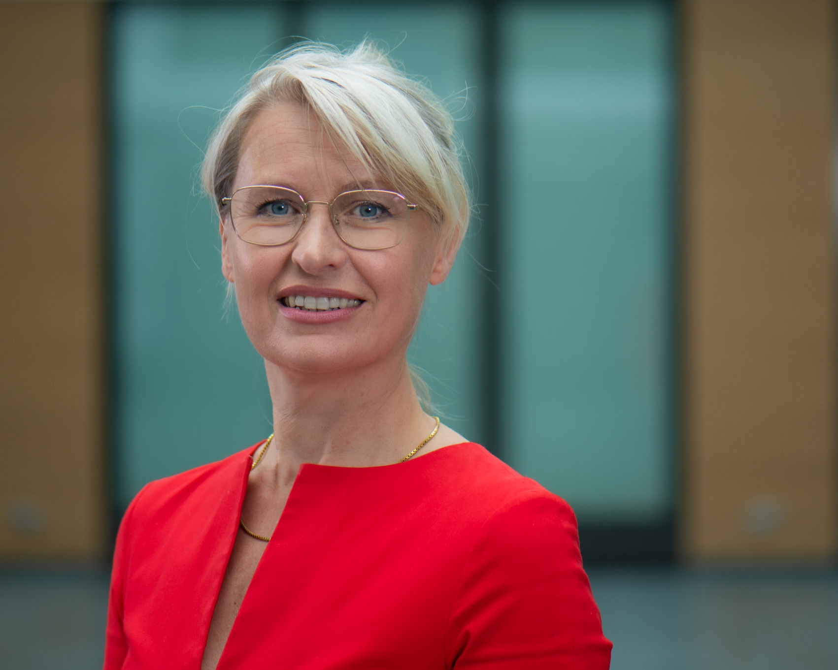  /></p>
<p><em>Kritische Situationen bereiten Kerstin Ganskopf, Geschäftsführerin des Friedrich-Ebert-Krankenhauses Neumünster, keine schlaflosen Nächte. Doch ihre Sicherheit in neuen Positionen musste sie sich jedes Mal aufs Neue erkämpfen. </em></p>
<p><strong>Was waren rückblickend die wichtigsten Ereignisse und Entscheidungen für Ihre berufliche Karriere? </strong></p>
<p>Bezeichnenderweise war die Geburt meines ältesten Sohnes während meines Referendariats auch beruflich ein wegweisendes Ereignis. Denn es bedeutete, auf relativ verlässliche Arbeitszeiten zu setzen und in der Konzernzentrale eines Krankenhausträgers zu arbeiten. Erst als Assistentin der Geschäftsführung, dann als Justiziarin. Die Erfahrungen in dieser Zeit – mit einem Chef, der sich immer auch als Mentor für meine berufliche Karriere verstanden hat – waren menschlich und fachlich prägend für alles Weitere.</p>
<p><strong>Was waren die größten Hindernisse auf dem Weg in eine Führungsposition und wie haben Sie diese überwunden? </strong></p>
<p>Das größte Hindernis war und bin immer nur ich. Das Selbstvertrauen zu entwickeln, dass man für eine Führungsposition benötigt, war mir nicht in die Wiege gelegt. Vielleicht ist das auch etwas typisch Weibliches: Erst einmal daran zu zweifeln, dass man eine Aufgabe gut erfüllen kann. Es ging für mich immer nur um Verantwortung, nie um Macht oder Karriere.<br />
Ich komme aus einer Arbeiterfamilie. Mir ist es daher wichtig, mir eine neue Position erst einmal zu erarbeiten, Erfolge zu haben und Leistung zu zeigen, bevor ich mich wirklich sicher fühle. Glücklicherweise ist es immer so gekommen.</p>
<p>Überwunden habe ich dieses Denken eigentlich nie. Doch aufgrund meiner langjährigen Erfahrung in Führungspositionen kann ich auf positive Erfahrungen zurückgreifen und bin mir sicher, dass ich mein „Handwerkszeug“ im Krankenhausmanagement beherrsche.</p>
<p><strong>Welche persönlichen Stärken haben Ihnen auf dem Weg nach oben geholfen? </strong></p>
<p>Meine persönlichen Stärken beruhen auf zwei Eckpfeilern: Haltung und Gelassenheit.</p>
<p>Ich habe keine Angst, Verantwortung zu übernehmen. Und es bereitet mir keine schlaflosen Nächte, wenn es kritische und zunächst unlösbar scheinende Situationen oder Krisen – wie jetzt in der Pandemie – gibt. Im Gegenteil, zusammen mit Kolleginnen und Kollegen gemeinsam Lösungen zu finden und zu gestalten und so der Verantwortung bestmöglich gerecht zu werden, erfüllt mich nach wie vor.</p>
<p>Wir haben zum Beispiel bereits im November aufgrund unserer klaren Haltung zu kollektiver Verantwortung gegenüber unseren Patienten die Entscheidung getroffen, nicht immunisierte Mitarbeitende nicht mehr am Patienten einzusetzen –  trotz ungeklärter Rechtslage zur Umsetzung der Impfpflicht und obwohl wir dadurch auf den Stationen zusätzliche Personalausfälle kompensieren mussten. Wir haben die Erfahrung gemacht, dass dies von unseren Mitarbeitern getragen wurde und nicht zu einem Kollaps führte.</p>
<p><strong>Was müsste sich Ihrer Ansicht nach in der Arbeitswelt grundsätzlich ändern, damit mehr Frauen in Führungspositionen gelangen? </strong></p>
<p>Es ist in erster Linie ein sehr langer gesellschaftlicher Prozess der Anerkennung von Frauen in Führungspositionen. Konkret beeinflussen können wir Frauen das in erster Linie selbst. Einfach mehr für sich einfordern, mutiger sein und nie ganz den Faden in der beruflichen Karriere abreißen lassen. Auch ein minimaler Stundenanteil, der mit der Familie vereinbar ist, reicht oft schon aus. Ich glaube außerdem sehr viel mehr an die Kraft, die aus uns kommt, als an gesetzliche Regelungen zur Vereinbarkeit von Familie und Beruf oder Quotenregelungen.</p>
<p><strong>Was würden Sie definitiv anders machen angesichts Ihrer Erfahrungen?</strong></p>
<p>Nichts! Es gab auch sehr unschöne Erfahrungen, aber alles hat mich da hingeführt, wo ich gerade bin. Und meine Arbeit in Neumünster ist einfach mit so viel Gestaltungsspielraum, Entwicklungspotential und wunderbaren Kolleginnen und Kollegen verbunden, dass ich dankbar bin, hier an dieser wichtigen Stellschraube mitwirken zu dürfen.</p>
<p>&nbsp;</p>
<p><em><strong>Kerstin Ganskopf</strong> ist Geschäftsführerin des Friedrich-Ebert-Krankenhauses Neumünster. Zuvor war die Juristin langjährige Geschäftsführerin des Sankt Elisabeth Krankenhaus in Eutin. Ehrenamtlich ist sie seit Jahren Vorsitzende des Verbandes der Krankenhausdirektoren Schleswig-Holstein und Hamburg.</em></p>
<p>&nbsp;</p>
<p>Photo by <a href=